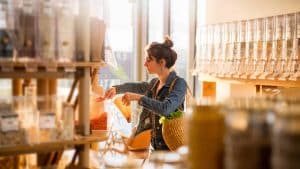 Une femme faisant des achats en vrac.