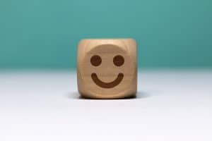 Pictogramme smiley sur cube en bois