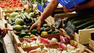 Manger sain, des légumes bio dans les marchés français
