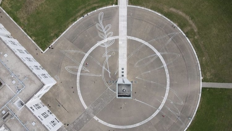 ils peignent une colombe géante vue du ciel