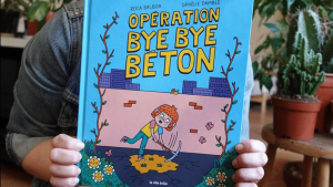 La BD que tient Ophélie Damblet dans ses mains s'appelle "Bye Bye Béton"