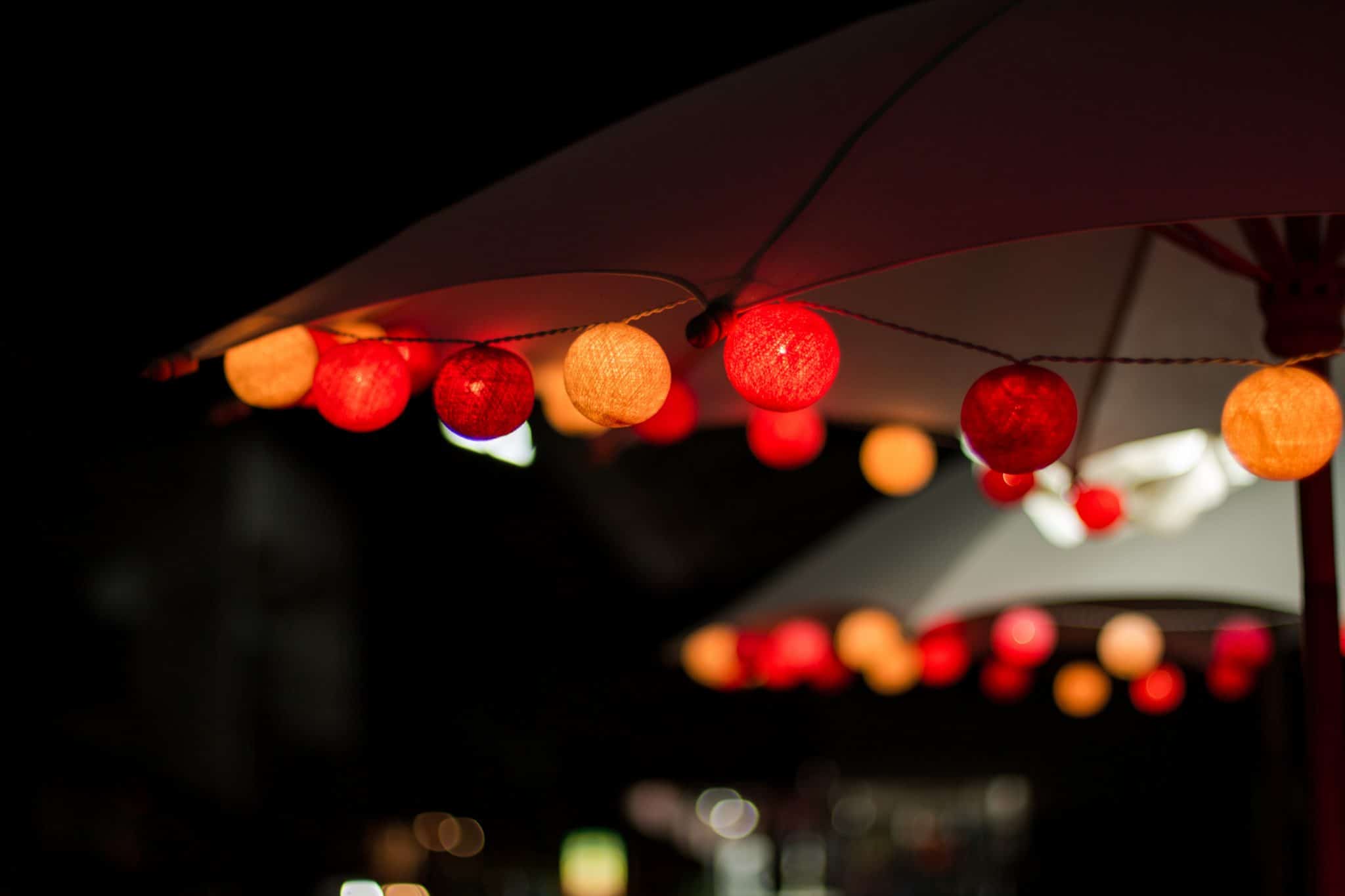 Ambiance chaleureuse avec guirlande de guinguette en décoration de nuit  sur parasol