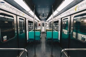 L'intérieur d'un métro parisien