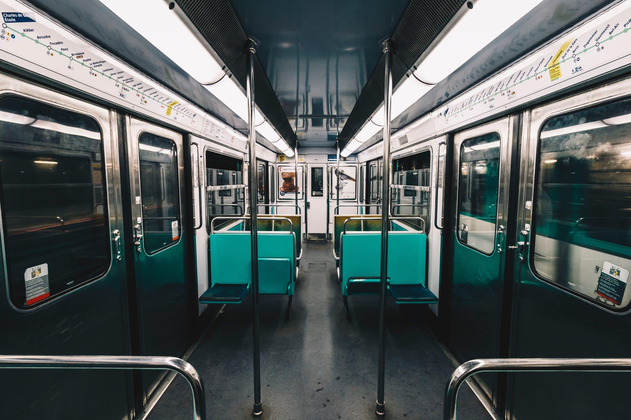 L'intérieur d'un métro parisien