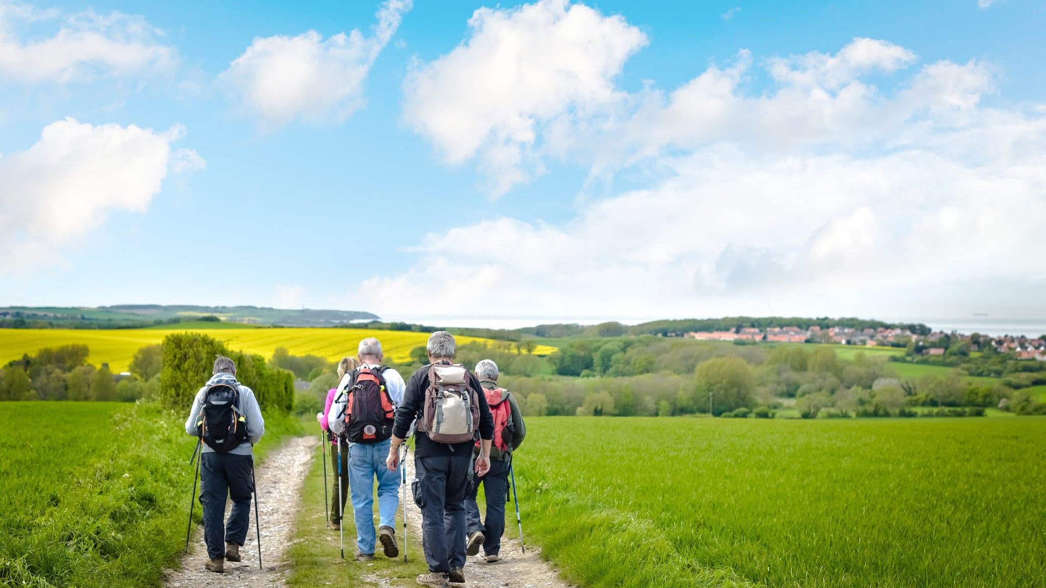 groupe pratiquant la marche nordique