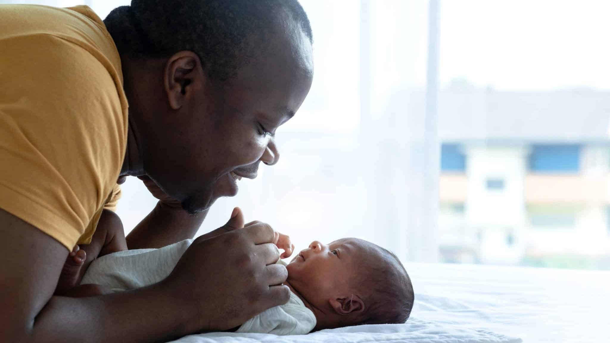 Un papa regardant son bébé