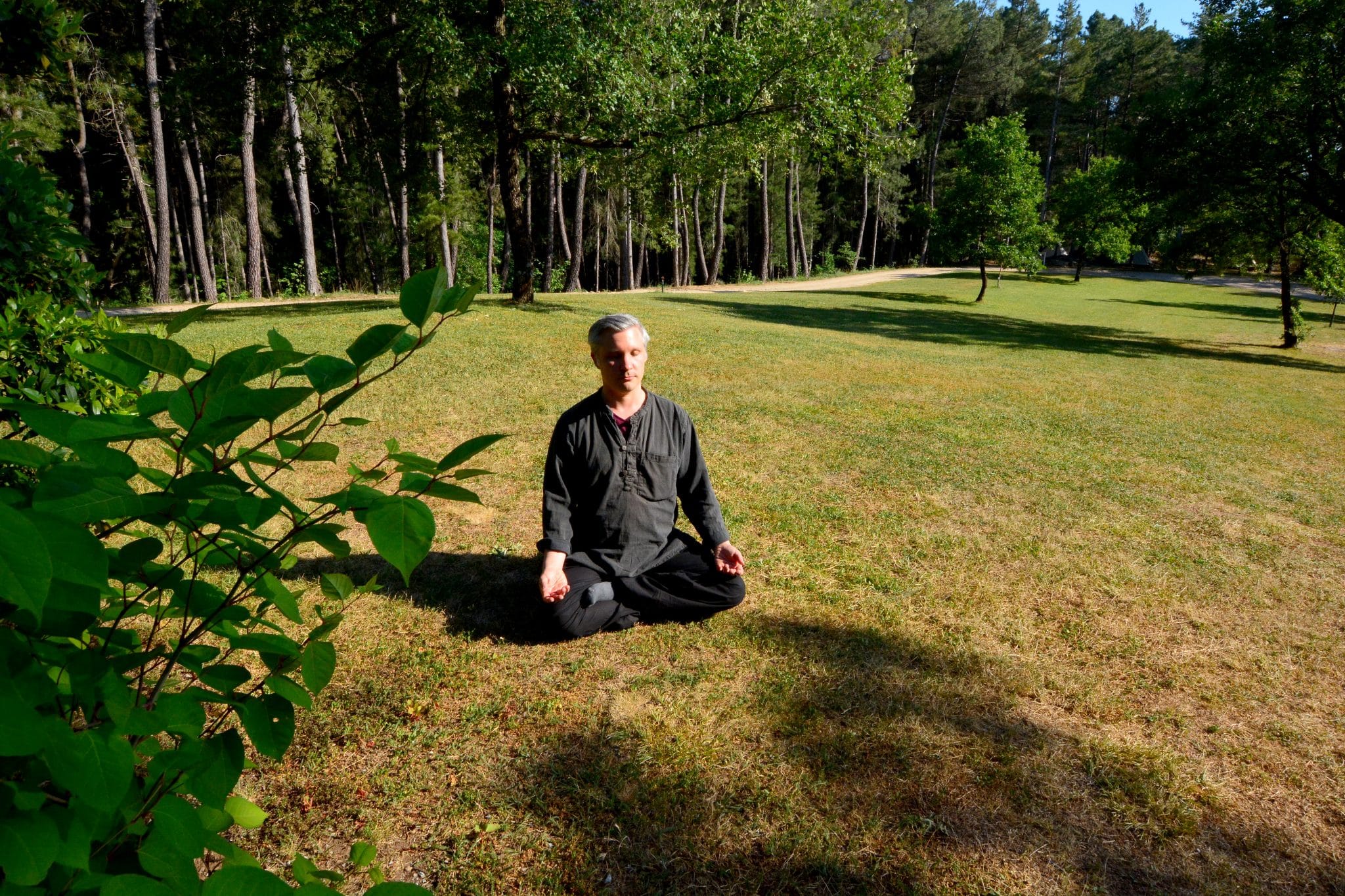 Thomas John Doucende, au domaine du Taillé (Ardèche), formateur de la retraite de pleine conscience "Au coeur de le vie". 29 mai - 3 juin 2022.