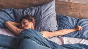 femmes qui prend soin de son sommeil