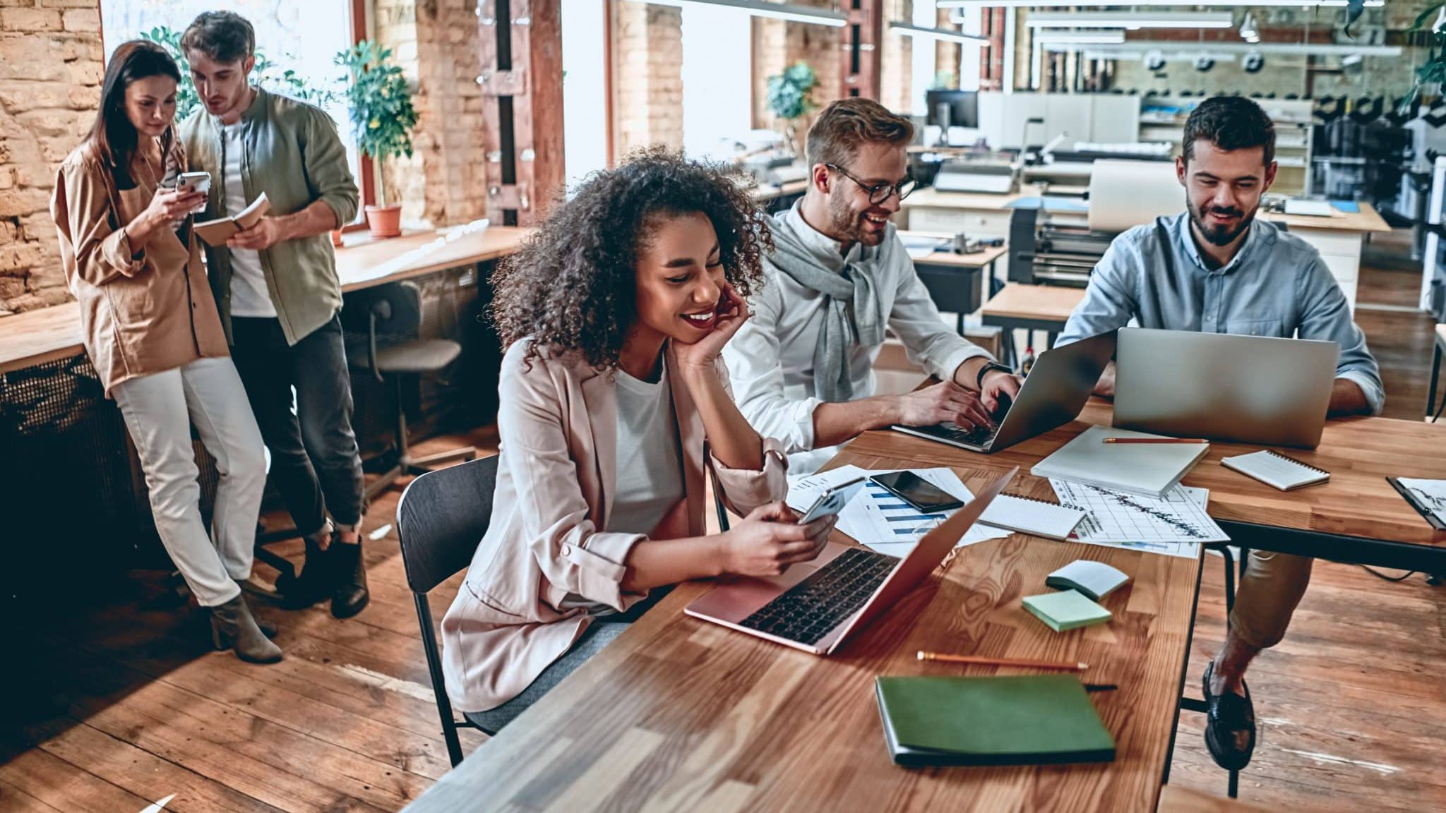 Groupes de jeunes qui travaillent