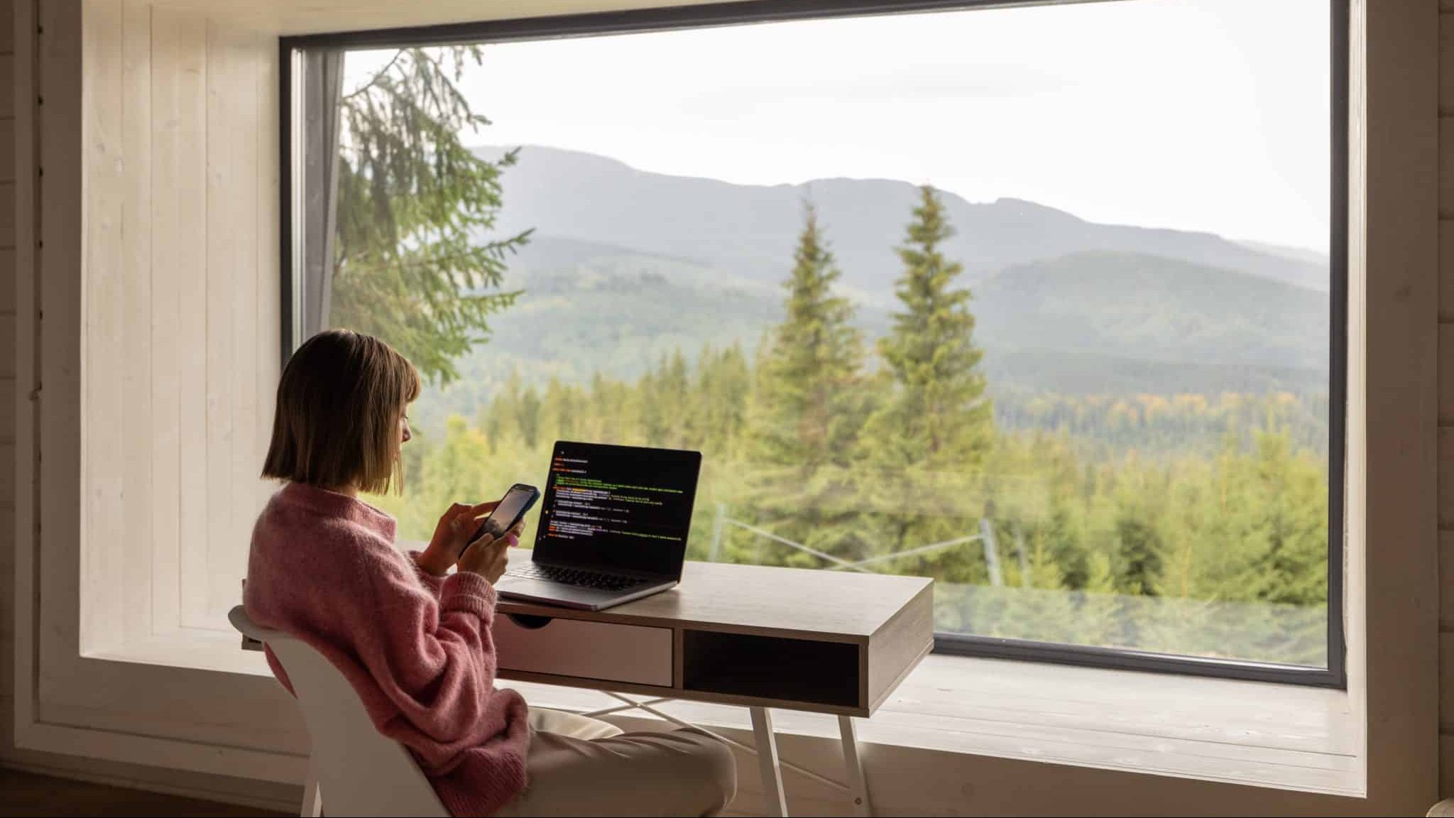 Une femme télétravaille à la campagne