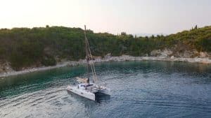 Le catamaran baies du monde en mer avant l'expedition mission o