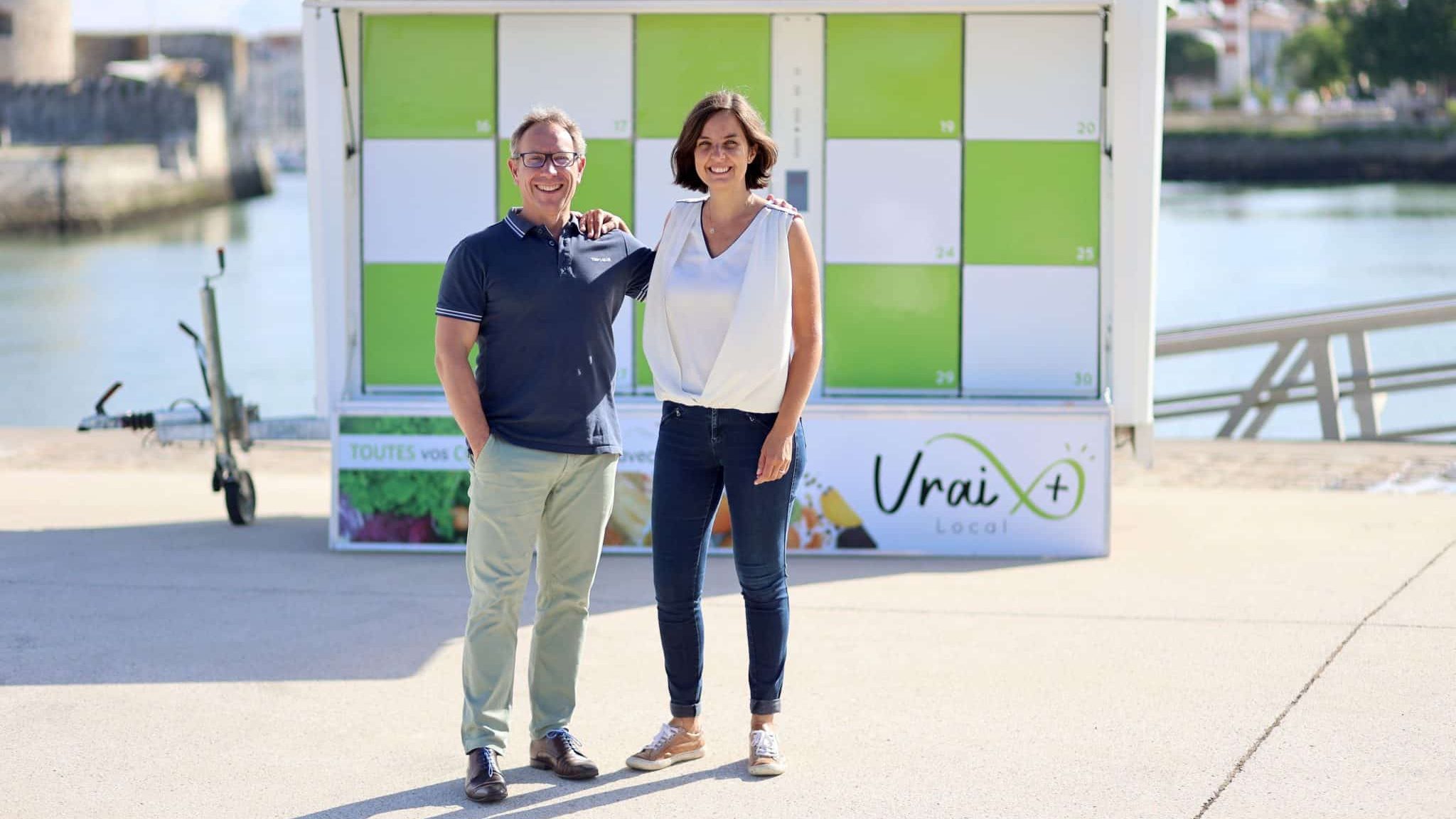 Mathile Hautot et Frédéric Hallonet , de la startup Vrai + Local,pose devant leur drive mobile