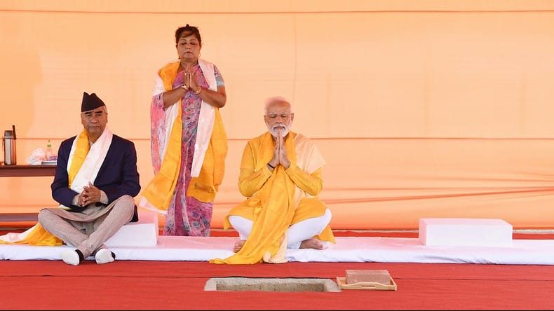 NARENDRA MODI en position du lotus