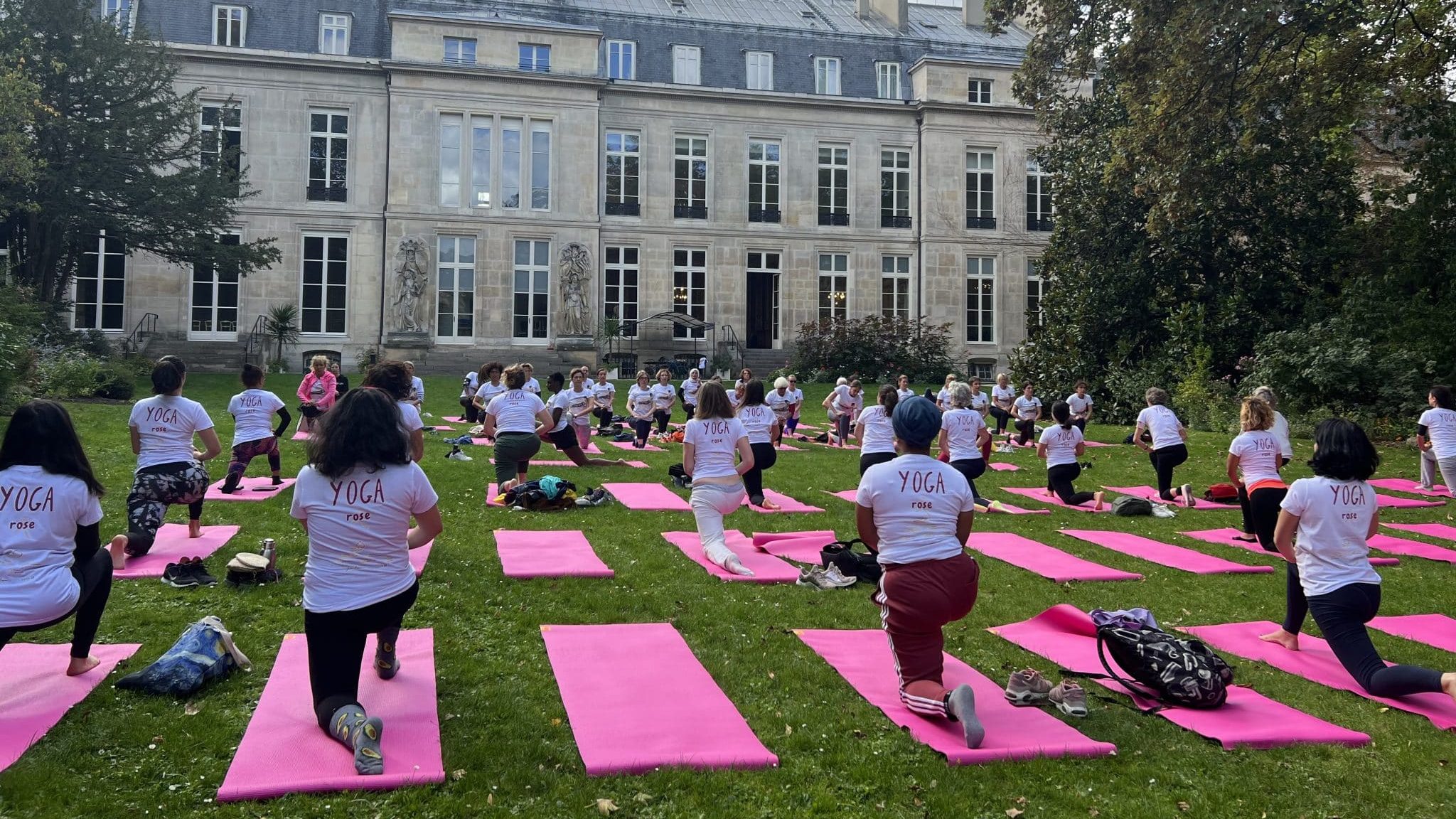 Scéance de Yoga géante à l'occasion de l'Octobre Rose