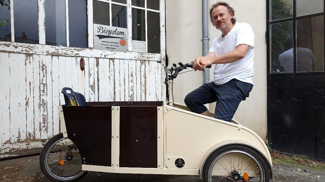 Philippe Clément, avec le triporteur de la marque Bicyclem