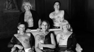 Rose Tattoo : des femmes ayant eu une mastectomie ont un tatouage sur leurs cicatrices. Elles posent tout sourire