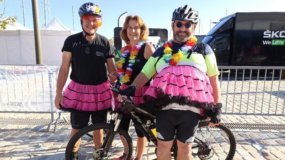 Des participants du Vélotour jouent le jeu du déguisement.