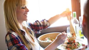 femme prepare salade quinoa