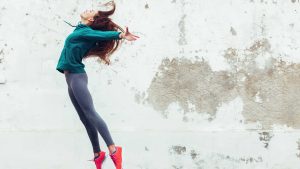 Une femme en tenue de sport.