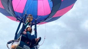 A 26 ans, elle bat déjà des records en montgolfière