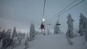 Les télésièges d'une station de ski.