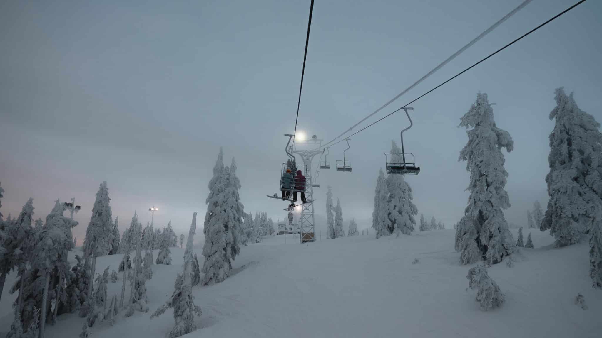 Les télésièges d'une station de ski.