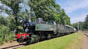 train à vapeur ancien dans la nature