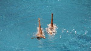 Deux personnes exécutant des figures de nation synchronisée.