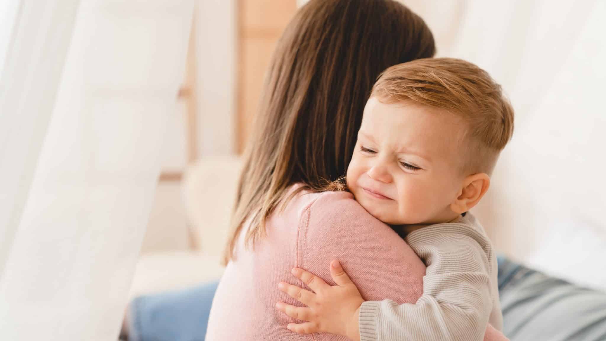 Mère cajolant son enfant