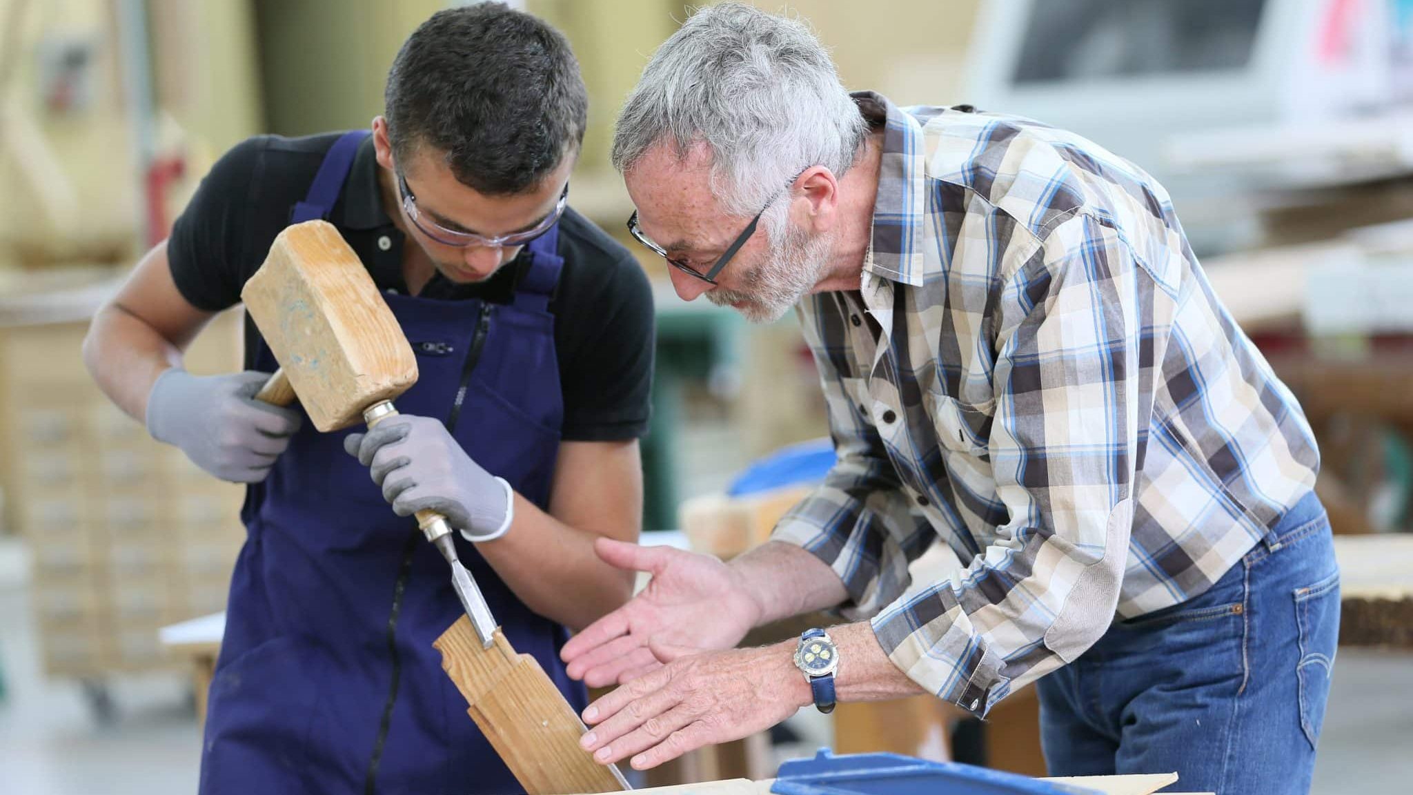 Artisanat : un jeune menuisier en apprentissage.