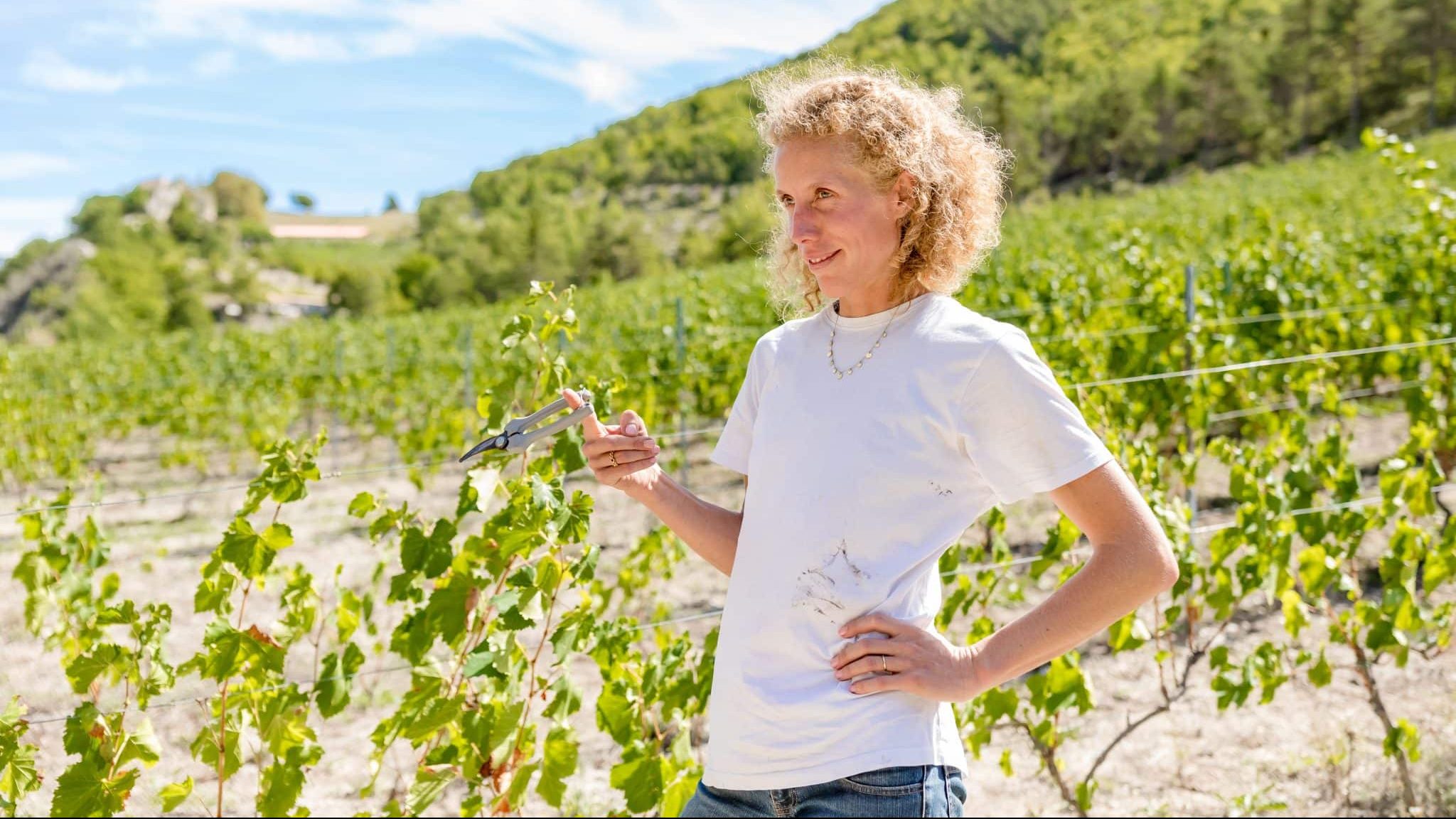 Emmie produit un vin naturel avec les jeunes vignes du Domaine de Glandève