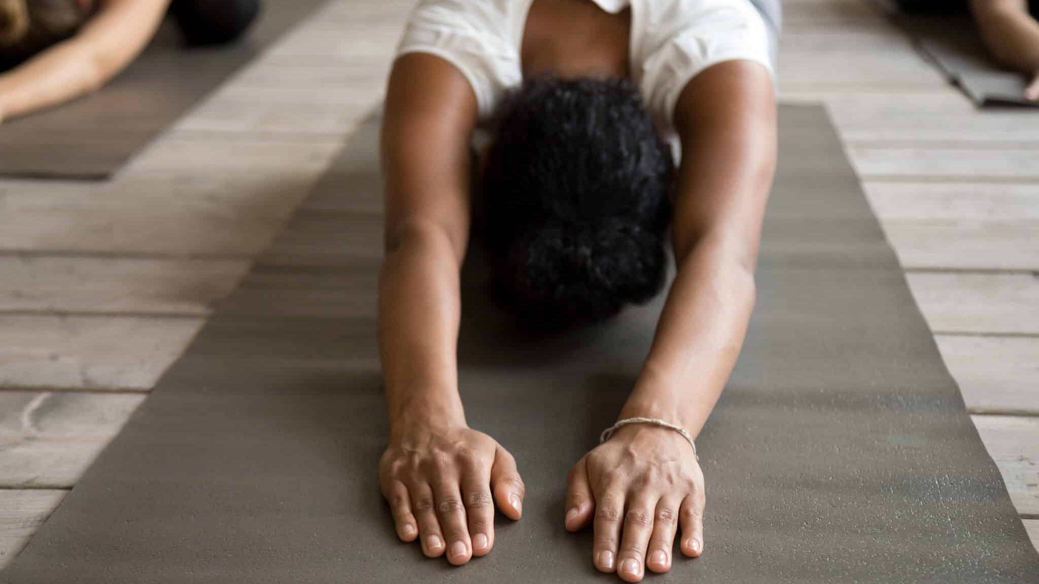 Une femme pratiquant le yoga bikram.