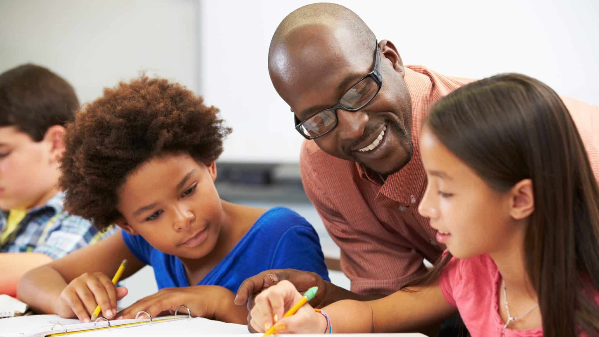 Image représentant des enfants qui se concentrent pour bien apprendre