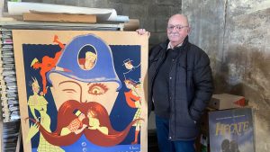 Claude Bertin Denis devant affiche de collection