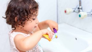 Petite fille qui fait preuve d'indépendance pour se brosser les dents