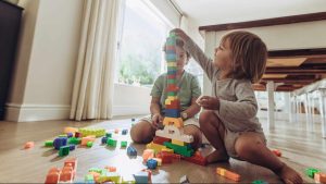 Des enfants jouant aux Lego.