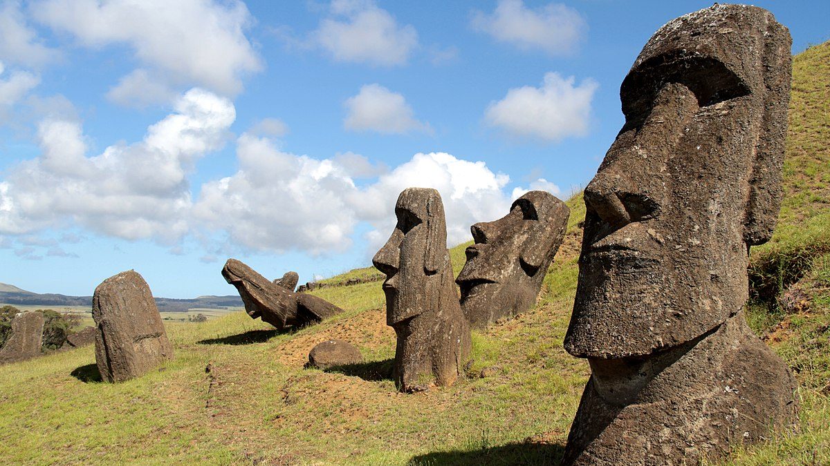 Les statues de l'île de Pâques.