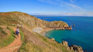 Sorties insolites : découvrez les côtes françaises avec les sentiers de la mer