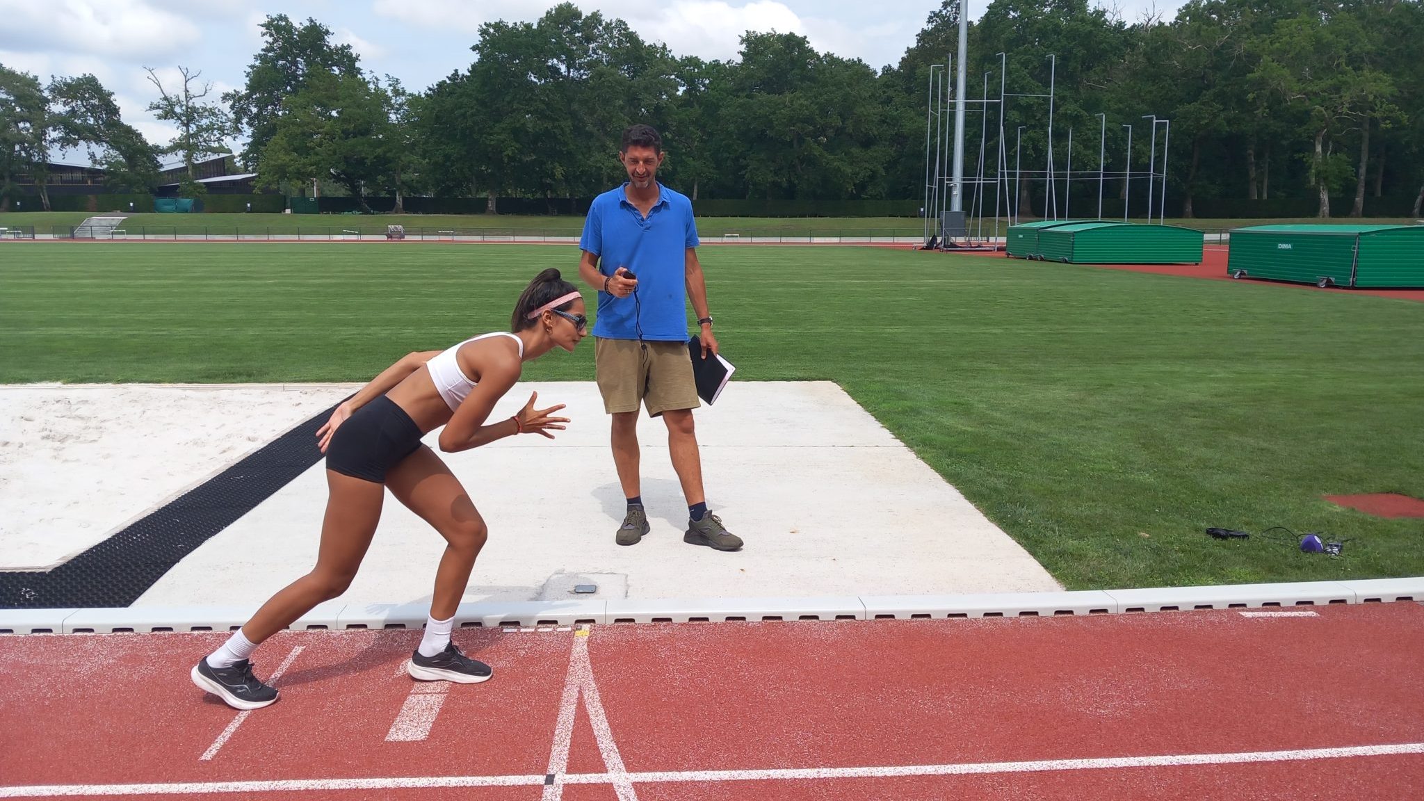 Célia Terki est dans un couloir prêt à courir. Son entraîneur Wilfried Krantz se tient à côté