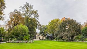 Le parc de Matignon, à Paris.